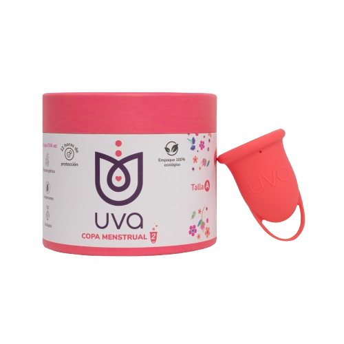 Copa menstrual reutilizable color fucsia junto a su empaque cilíndrico ecológico.