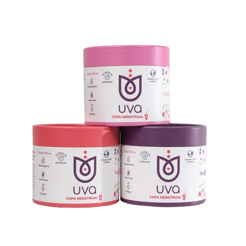 Tres copas menstruales reutilizables de diferentes colores en sus empaques cilíndricos ecológicos.